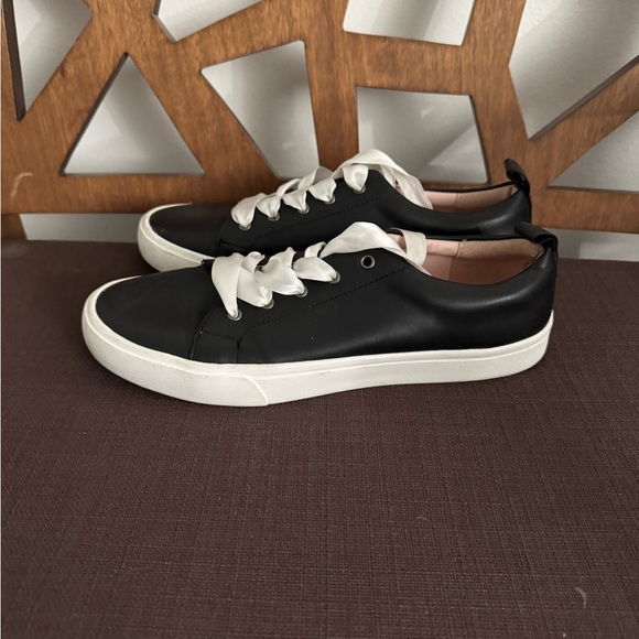 Nest used like a new women's low top platform sneaker in black/ - Picture 4 of 10